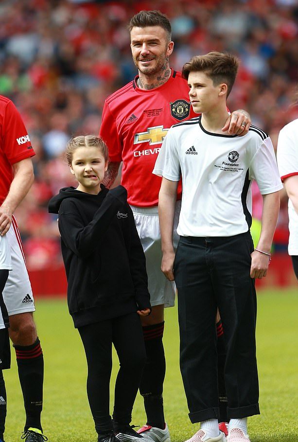 贝嫂带小七去看足球赛,贝嫂带娃看小贝比赛