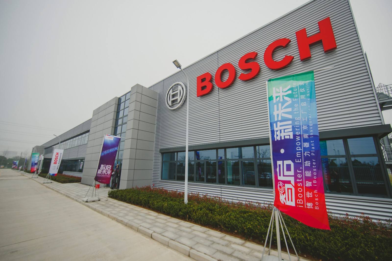 从来没有造过车，却是全球汽车界抢着抱的大腿，哪个厂商这么牛？