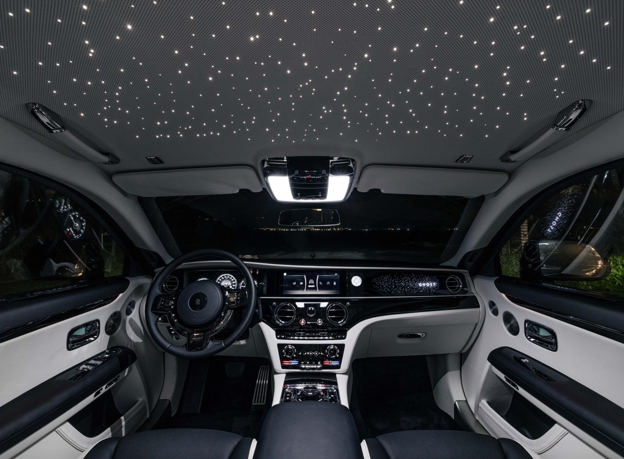 又一行政级豪车，配V12发动机、星空车顶、吧台、酒柜，要啥有啥