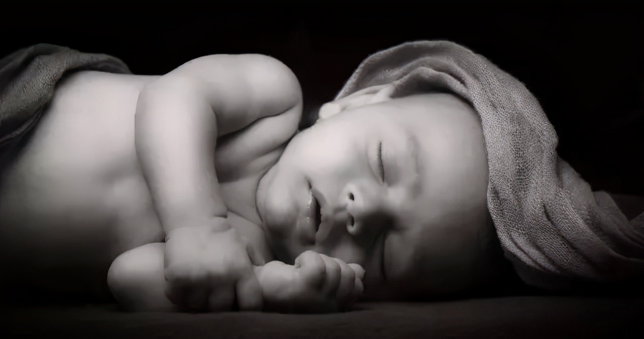 新生儿总是让抱着不抱就哭怎么办,宝宝喜欢抱着睡觉有没有抱睡神器