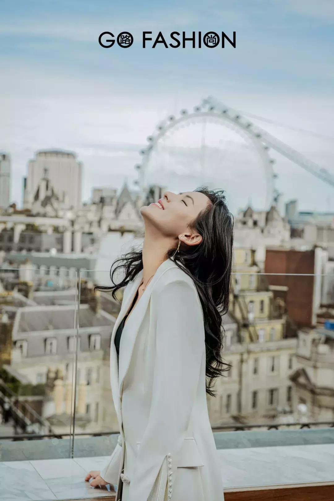 张予曦戴金丝框眼镜,张予曦银色服装