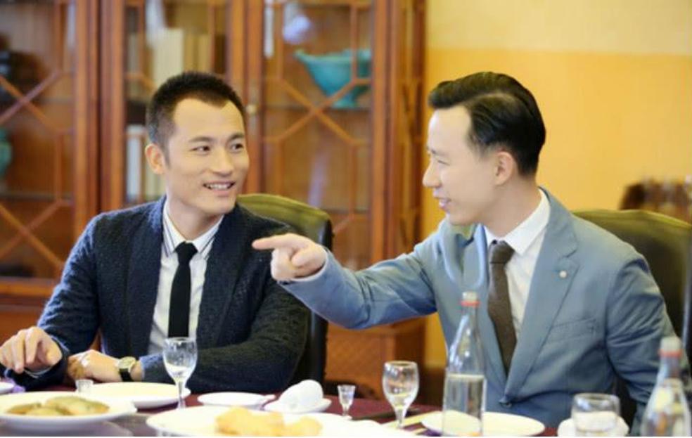 酒桌上盛酒器用法,酒桌分酒器使用方法