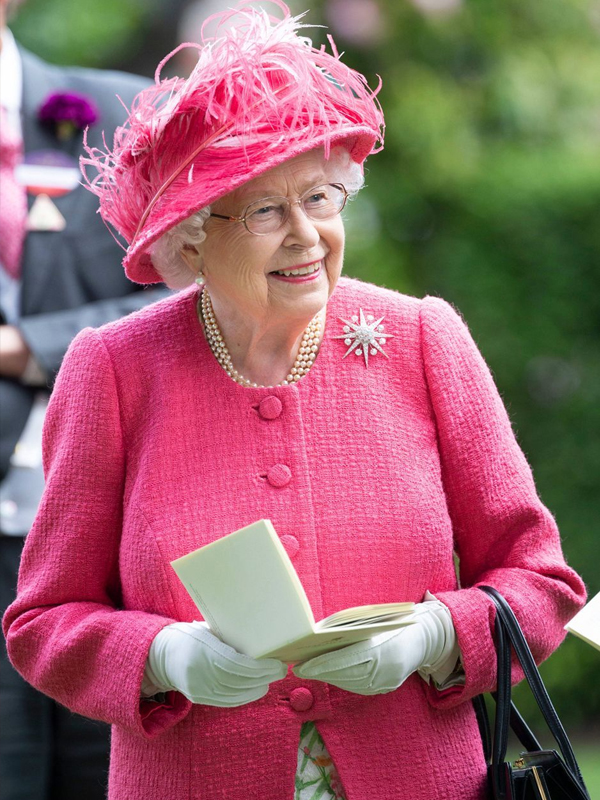 93岁英国女王穿驼色大衣,93岁英国女王穿休闲装