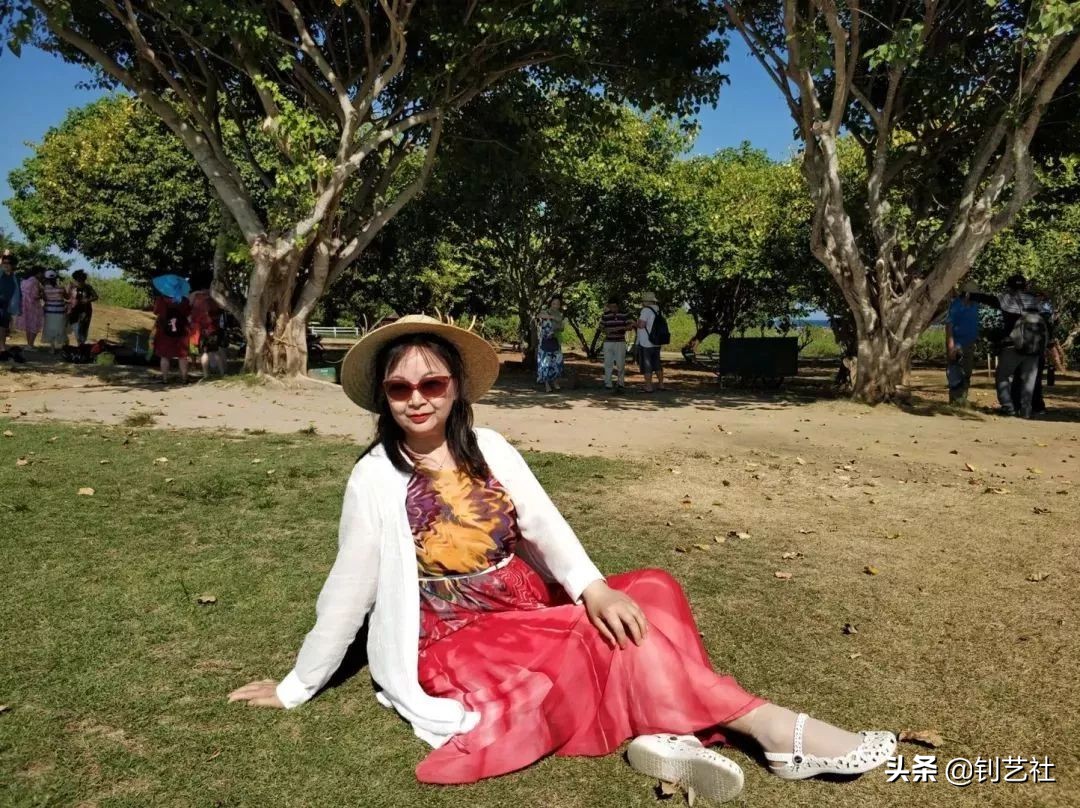 大妈旅游拍照姿势大全高级感,中国大妈旅游团拍照