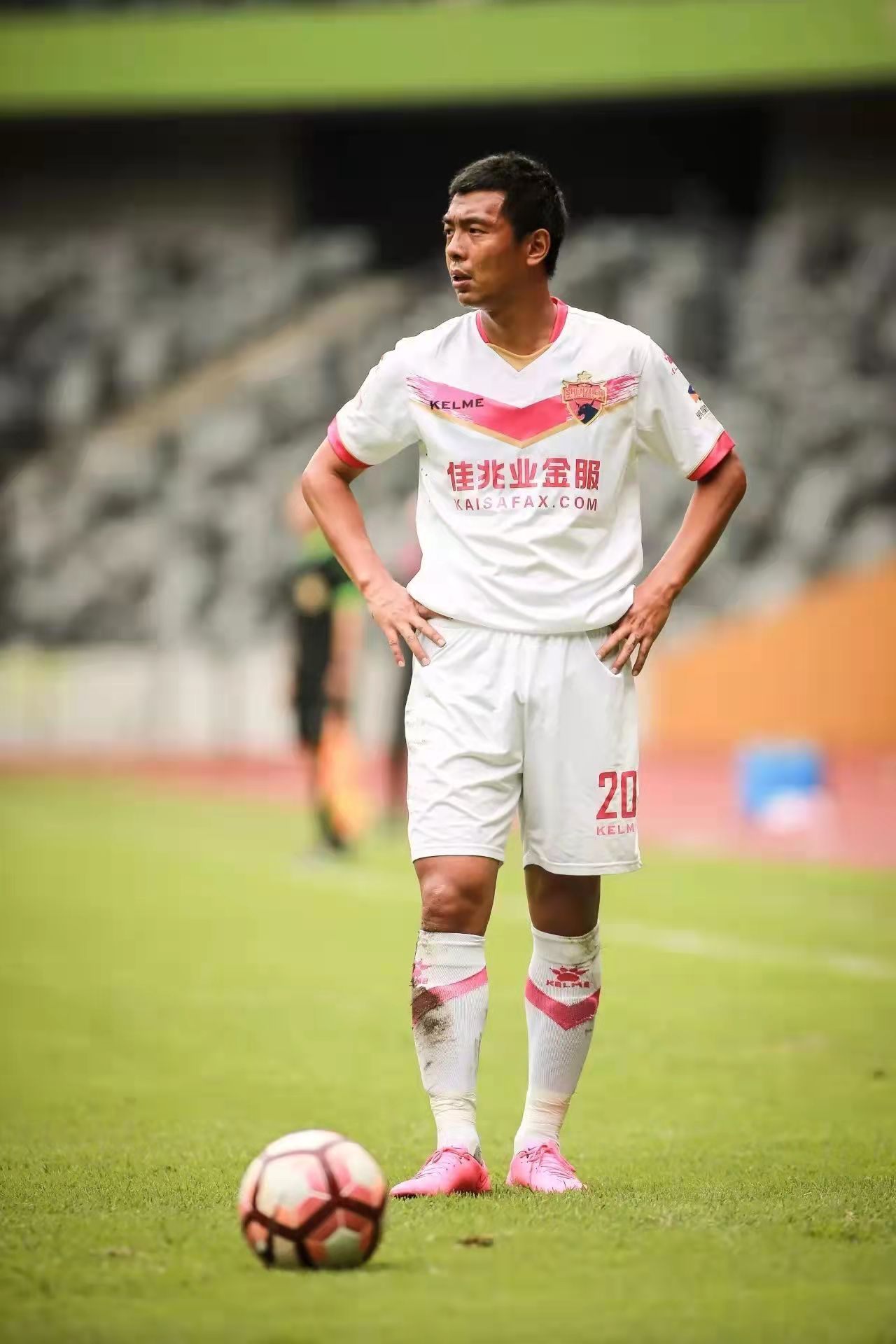 圆月弯刀任意球,足坛十大绝杀贴地斩