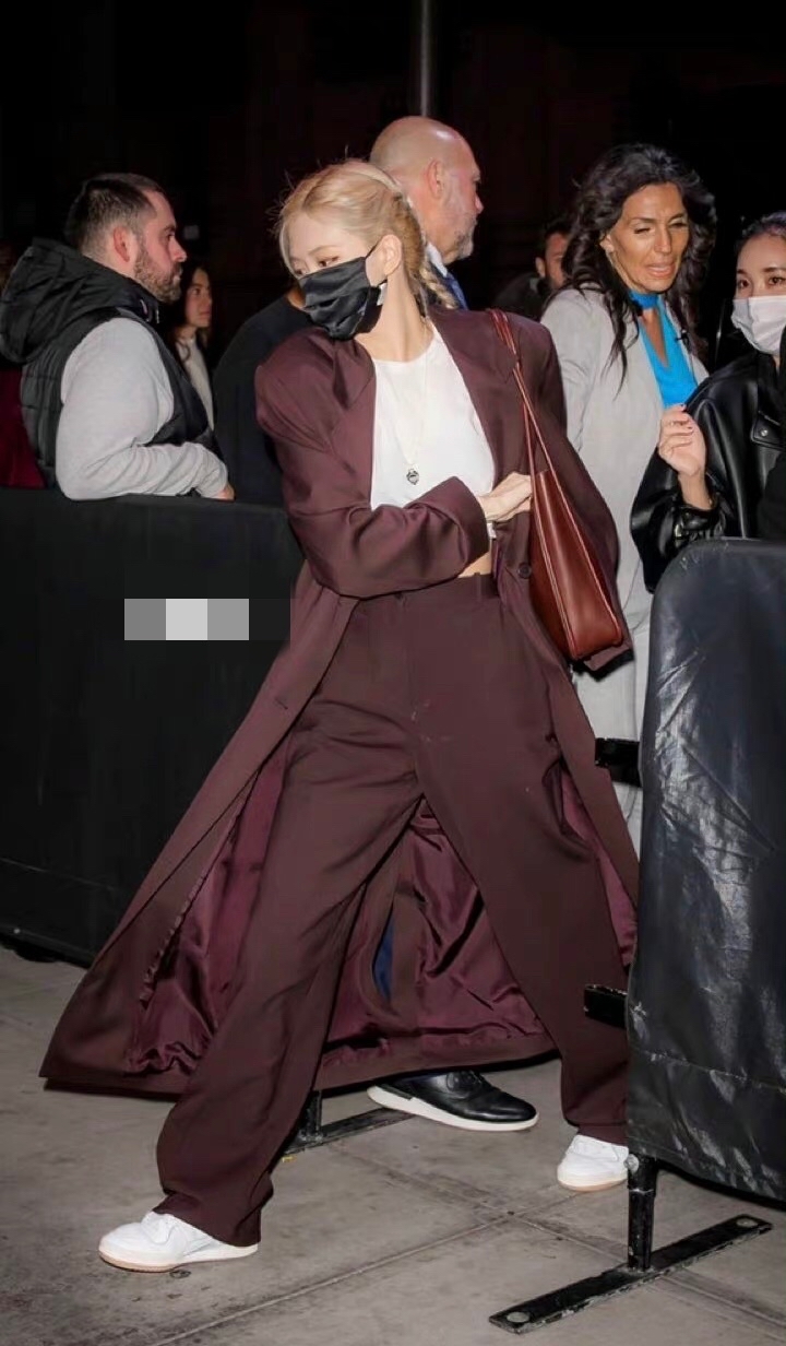 朴彩英最近去看nba球赛的照片,朴彩英nba赛场生图