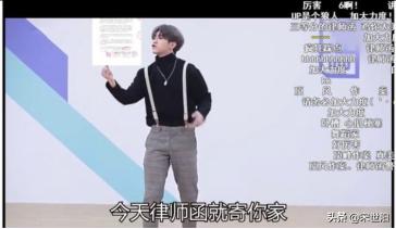 如何用小小的配饰搭配出百变风格 (小众配饰搭配方法)