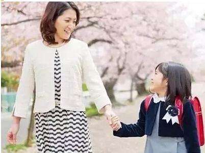 为啥一到幼儿园小孩不说话,为什么孩子一到幼儿园就说不去