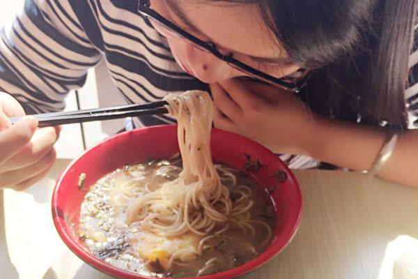 舌头吃饭咬了一口老是流血,吃饭咬舌头是什么病的前兆