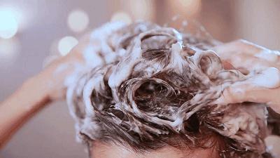 头发发质很蓬松而且很毛躁 (头发稀少不蓬松出油还厉害)