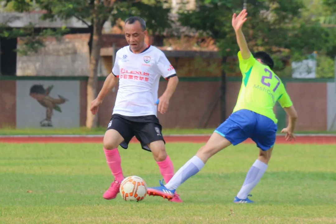 当足球之乡球队与广州高校校友冠军“激情相遇”,你更支持谁?