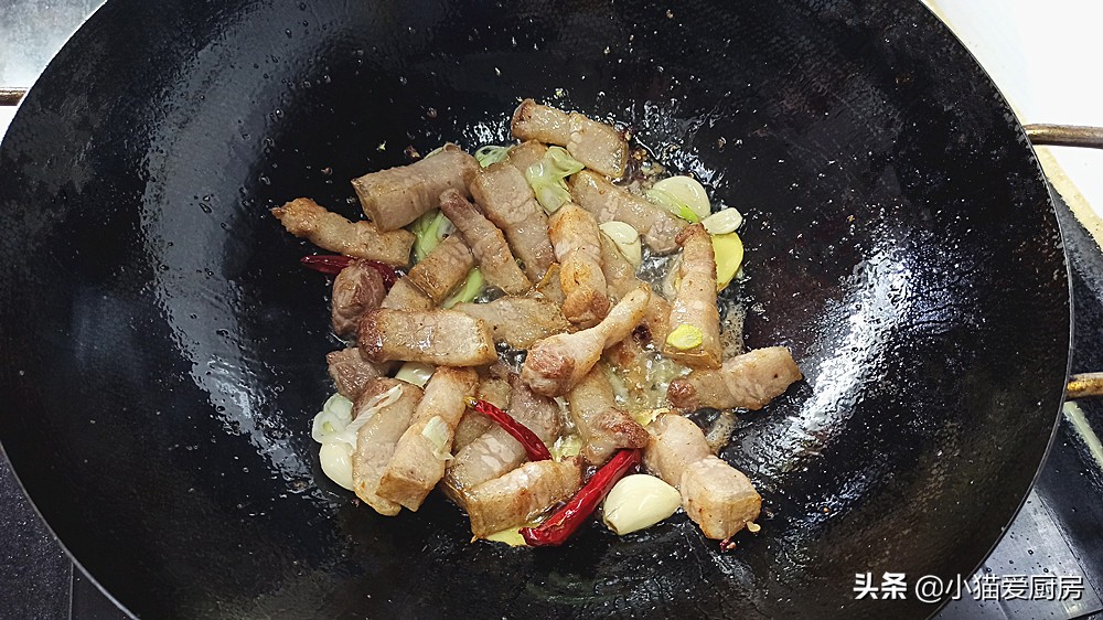 腊鸡怎么炖好吃视频,茶树菇焖腊鸡咸香适口非常下饭