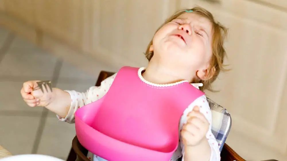 幼儿园孩子吃饭边吃边玩怎么解决,如何改掉小朋友边吃边玩的坏习惯