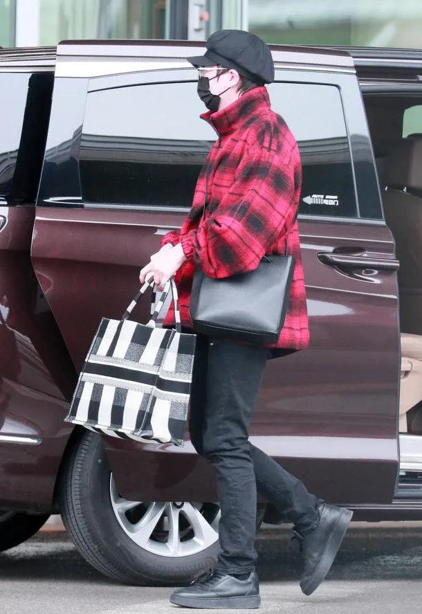 防疫造型大赛第二弹，杨幂热巴刘雯...戴口罩也挡不住的时髦感