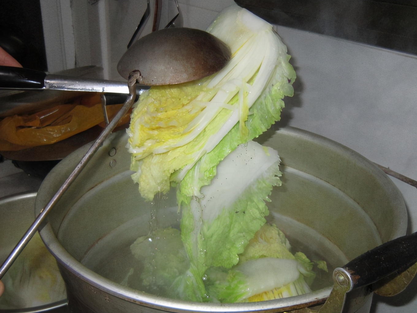 酸菜坛里有一层白泡沫怎么去除,自制酸菜表面一层白膜是怎么回事