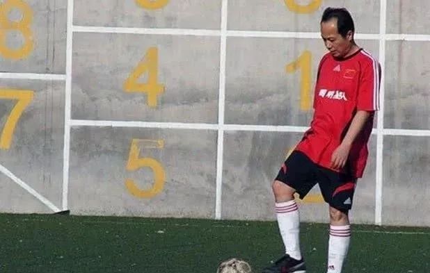 曾是央视国脸，去世11年母亲至今不知，妻子改嫁富商儿子成这样