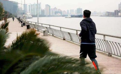 跑完步腿抖是怎么回事,跑完步双腿僵硬怎么回事