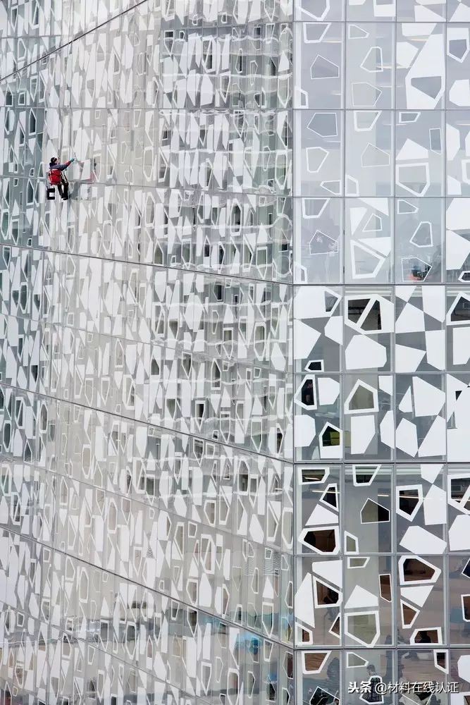 你还在用透明玻璃做立面吗？看看大师们都是怎么给玻璃上色的？