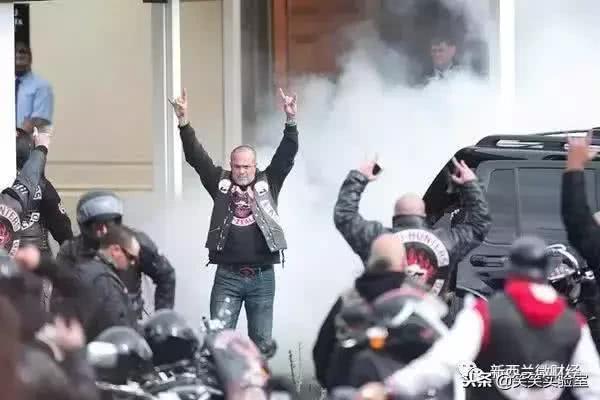 黑帮里面的钱和武器,黑帮用的东西是什么