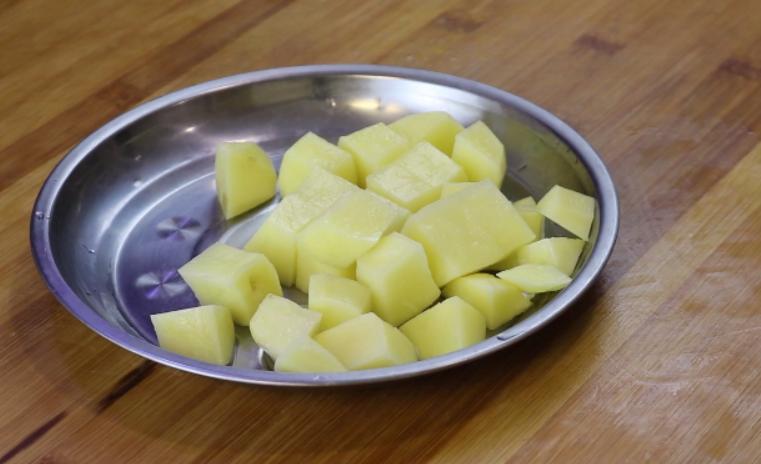 红烧肉家常做法简单不油腻加土豆,好的五花肉做红烧肉和土豆怎么做