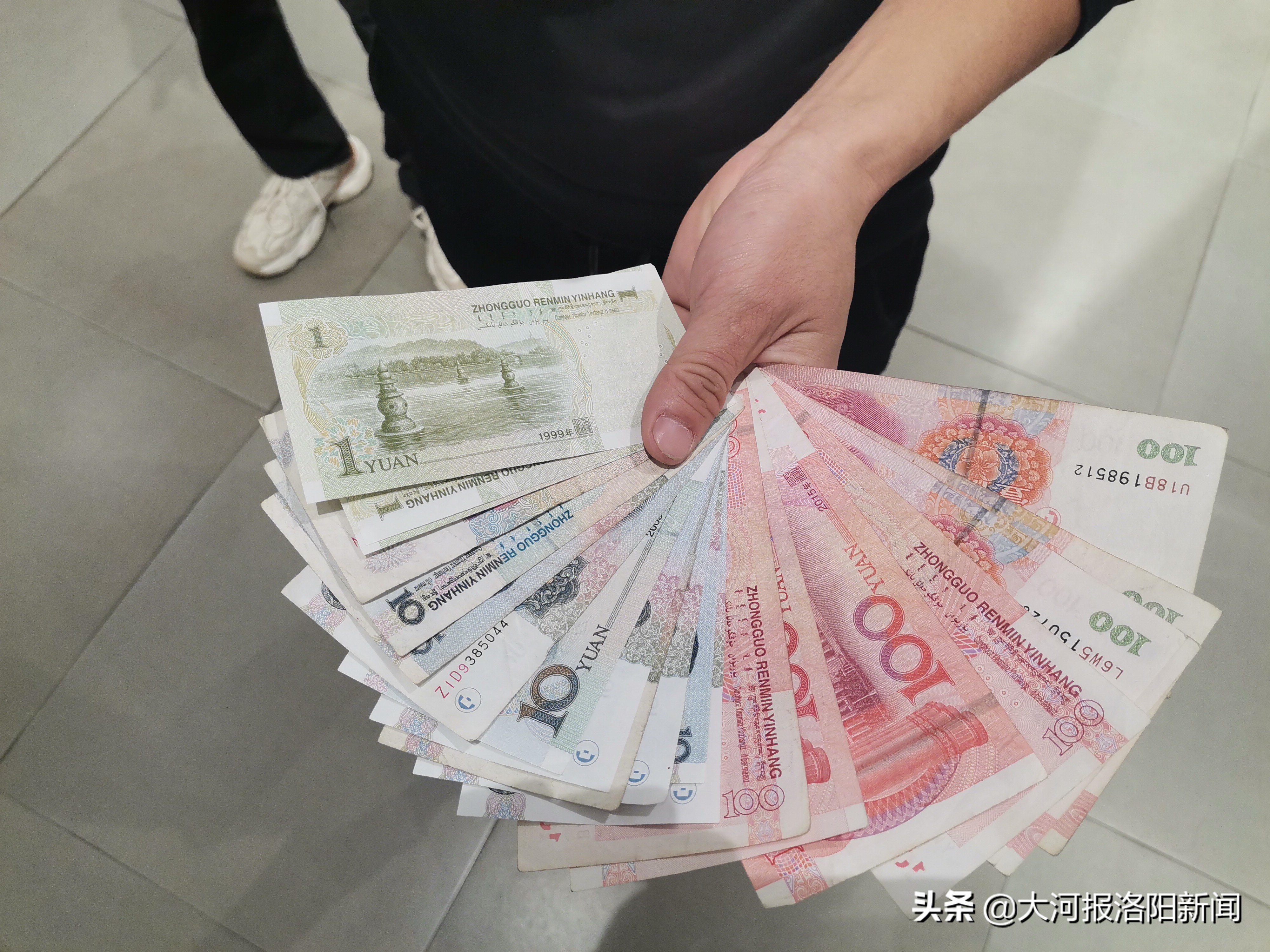 阿迪达斯三叶草鞋子脱胶怎么处理,男子买阿迪10天开裂