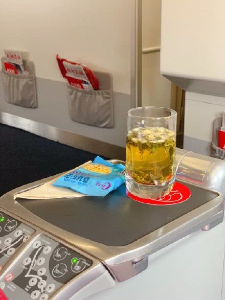 川航飞机餐头等舱一口面,川航飞机餐真的很好吃吗