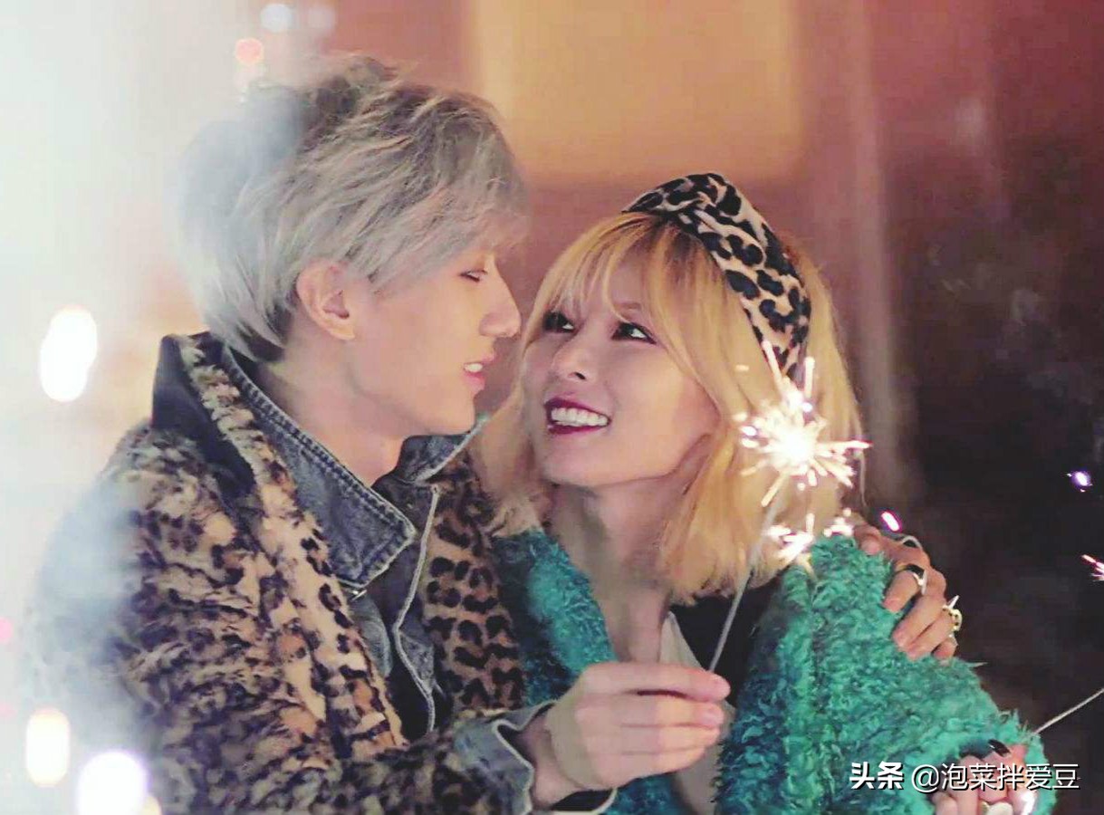 刺激！粉丝请韩国女爱豆唱和前绯闻对象的歌，一旁男友的回应亮了