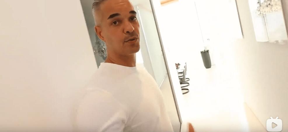 迪拜男子奋斗十年买下劳斯莱斯,迪拜小伙卖掉劳斯莱斯买法拉利