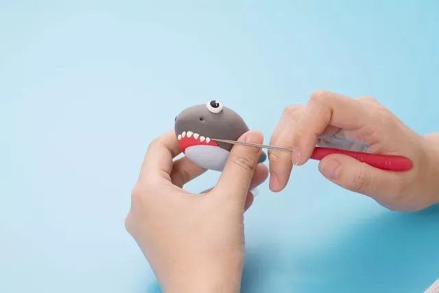 鲨鱼夹盘发教程,鲨鱼步教程新手入门