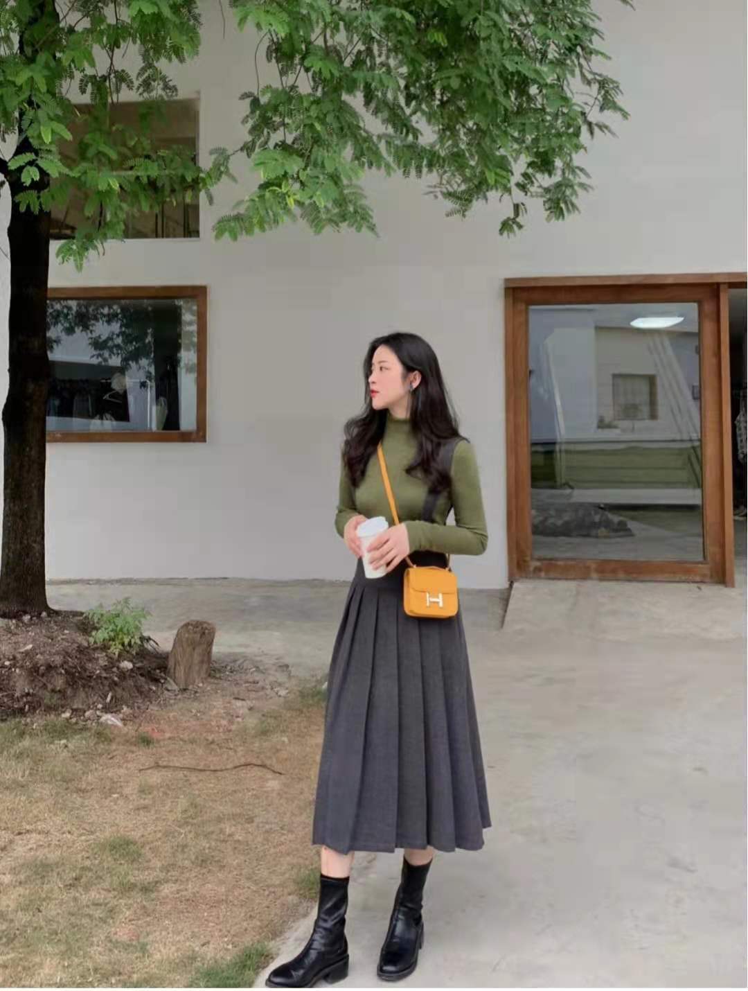 羽绒半身裙配什么上衣外套,秋天半身裙怎么搭配上衣