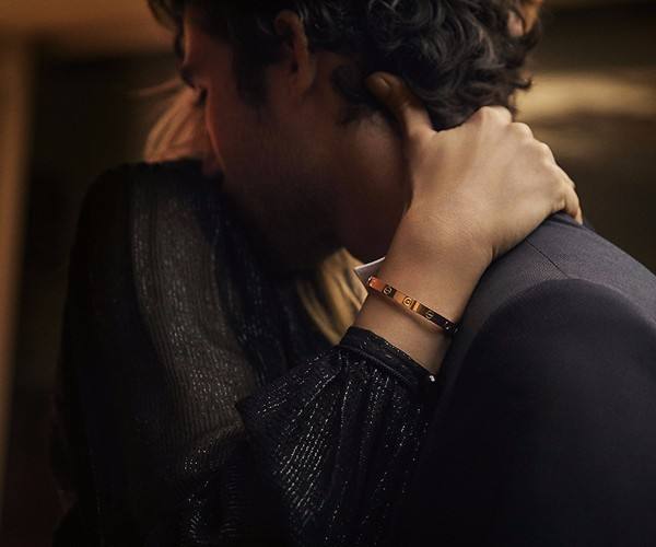 为什么卡地亚手镯比黄金贵,为什么卡地亚手镯越戴越黄