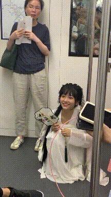 搞笑gif趣图小伙子估计你要单身了,gif爆笑趣图大爷永远是大爷