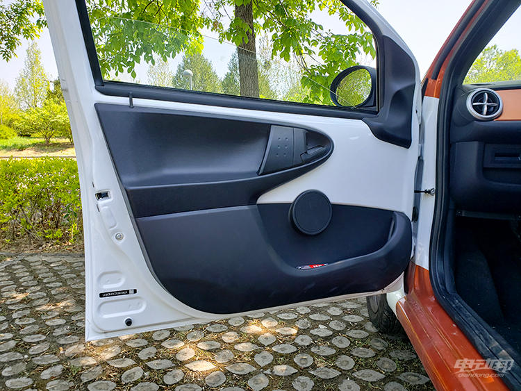 科技与复古并存？短暂体验比亚迪e1感受