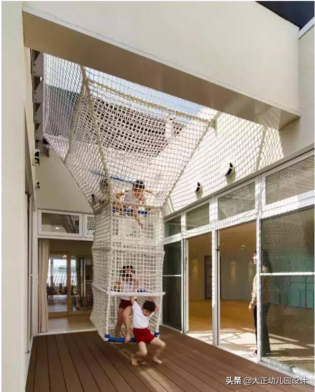 这所面朝大海的幼儿园，没有玩具，但幼儿园本身就是最好玩具