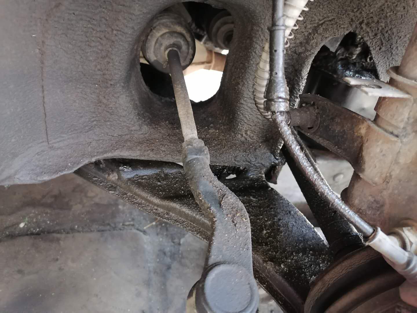 发动机漏油和烧机油大修多少钱,发动机漏油维修费用明细表