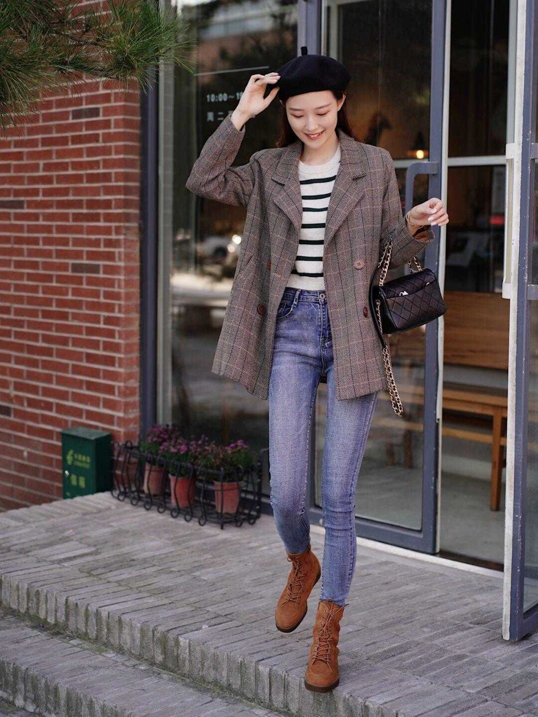 儿童黑色皮夹克搭配蓝色牛仔裤,黑色机车皮夹克搭配什么牛仔裤