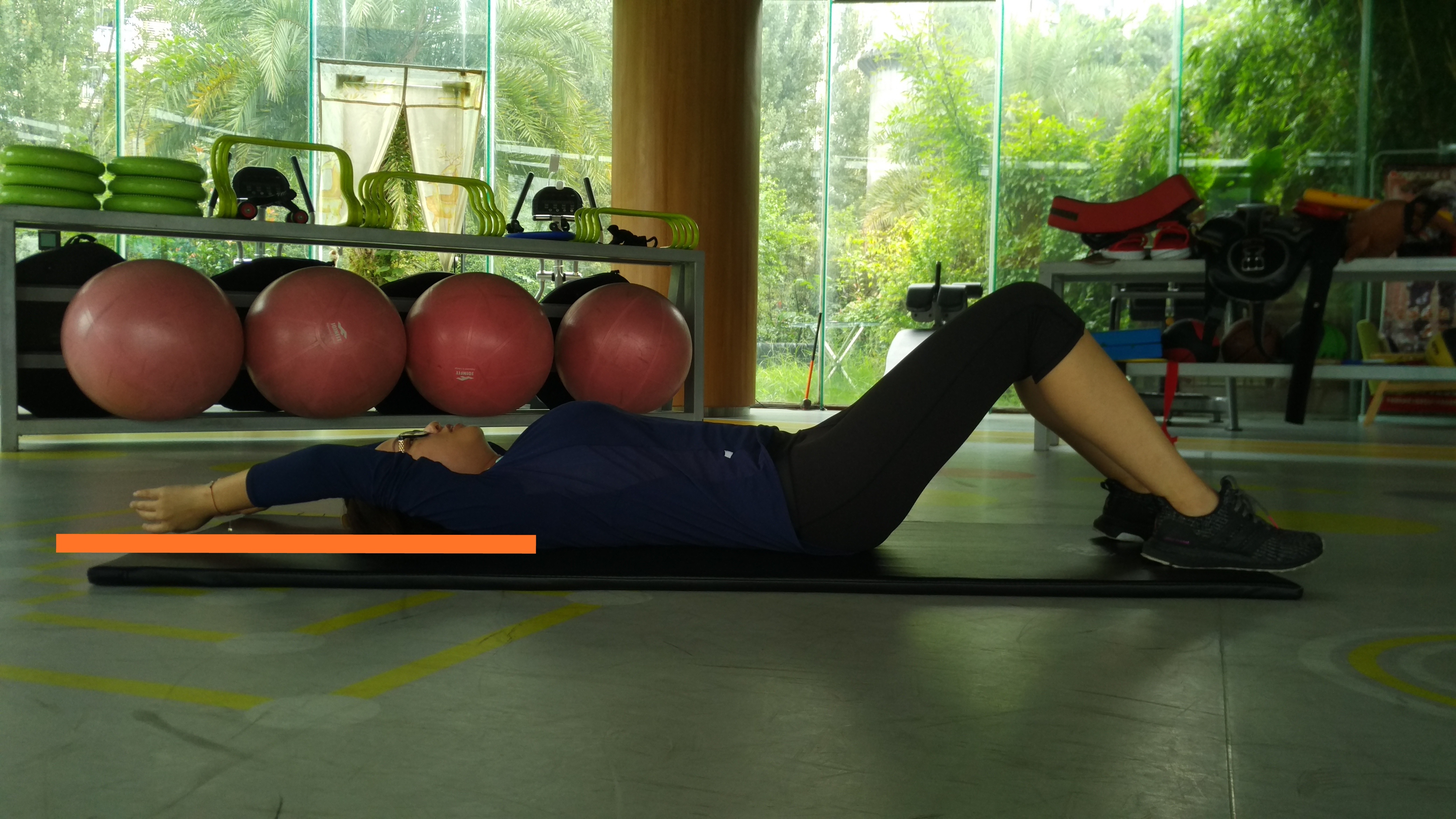 健身怎么把肩练平,健身时耸肩挺肚子怎么办