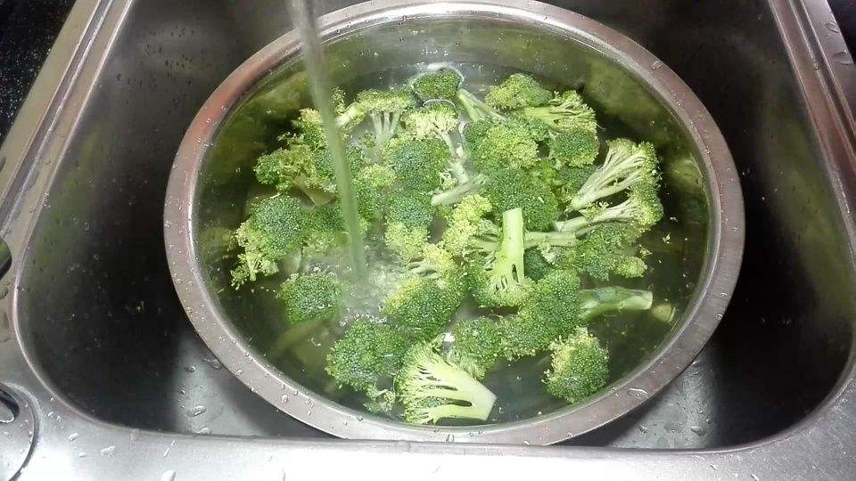 西兰花想洗得干净，不难，多加这一步，虫卵脏物主动跑出来