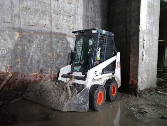 能进棚的小铲车,可以进洞的小铲车