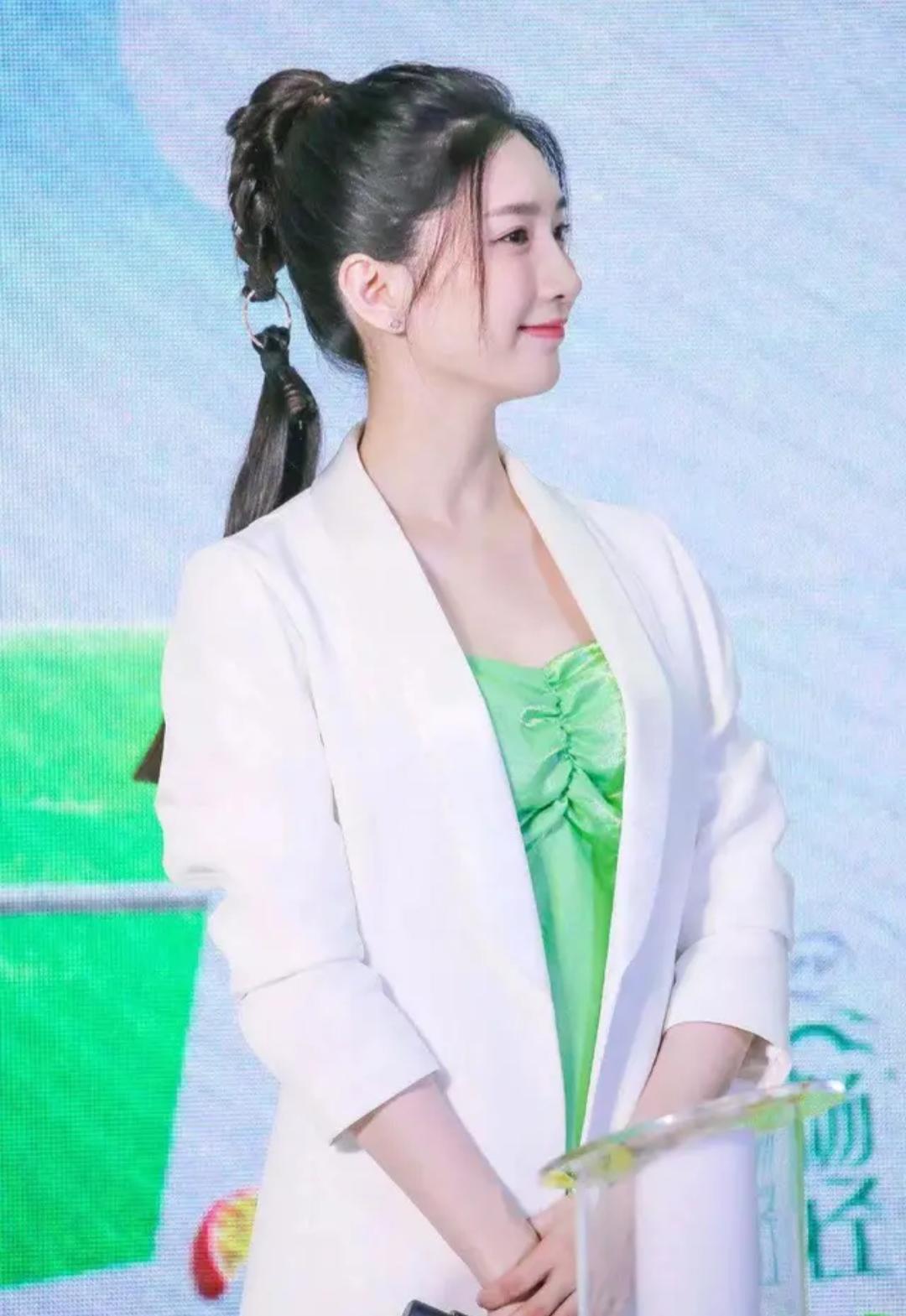 适合披头发的编发过程简单,好看又简单的披发编发教程