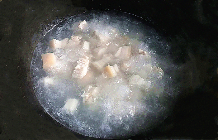 煮肉时白色浮沫是否要撇掉,肉焯水上面漂浮的沫子是什么