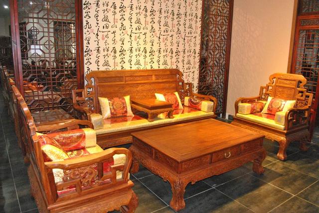 有些人买不起红木家具就说不好看,越来越多人不想买房子