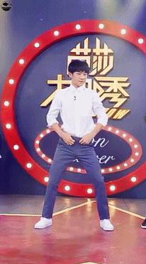 易烊千玺露半面脸,易烊千玺红衣顶胯舞