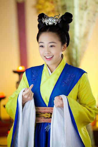 黑涩会美眉小薰人品,黑涩会美眉小薰像谁