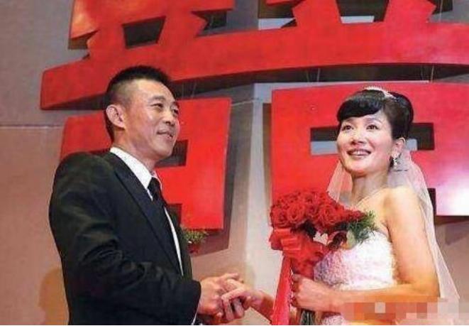 侯勇小20岁娇妻疑怀孕,结三次婚至今无子,妻子每个都年轻貌美