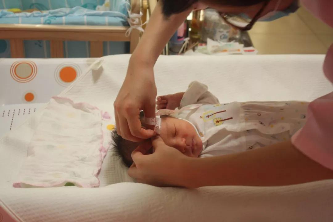 月嫂虐待婴儿被暴打,月嫂暴力护理