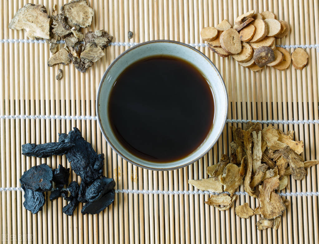 有湿疹可以用当归和黄芪泡水喝吗,血虚风燥引起湿疹吃什么中成药