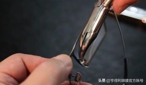 新眼镜戴着晕怎样调整镜架,别低头眼镜会掉图片