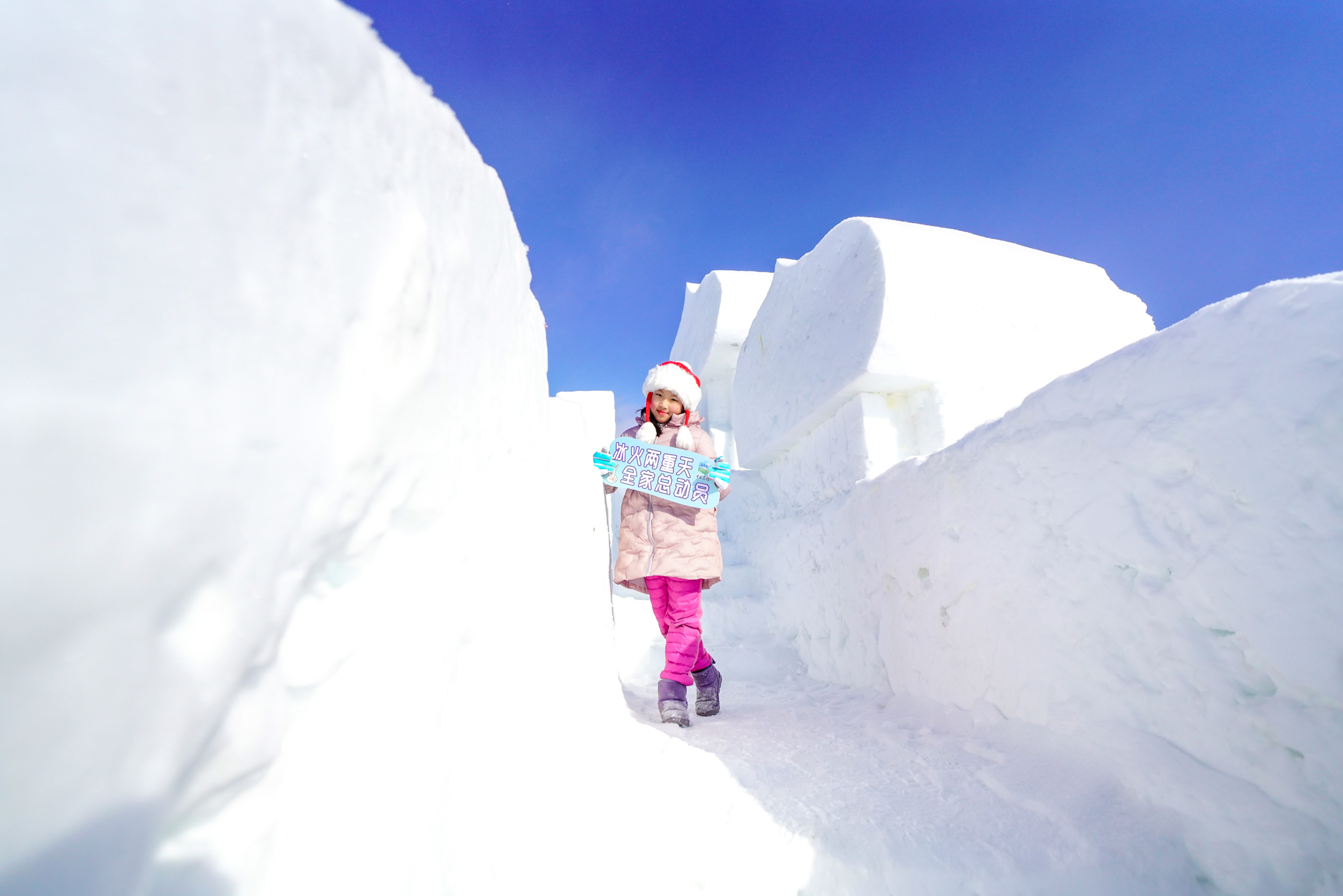 美也声声马鸣，冰雪晶莹！壮哉辽阔草原，新岁康安