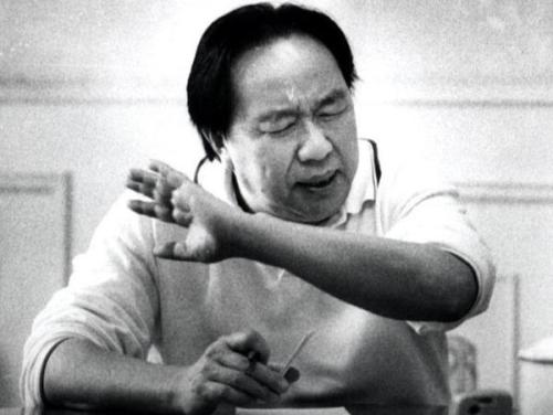 他一生两次入狱多次失业,他三次入狱成为亿万富翁